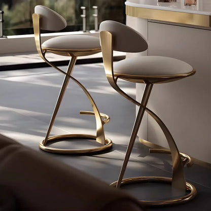Tabouret de bar élégant en cuir beige avec cadre en métal doré de luxe