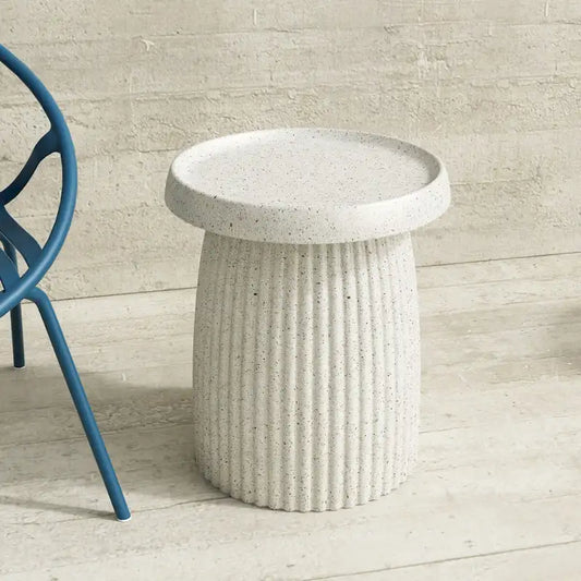 Table d'appoint ronde à base cannelée, intérieur/extérieur – Blanc pierre avec paillettes dorées, plateau en béton, pour 1 personne